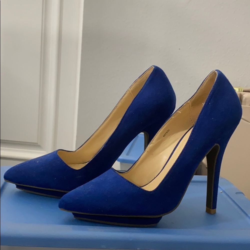 Blue pumps